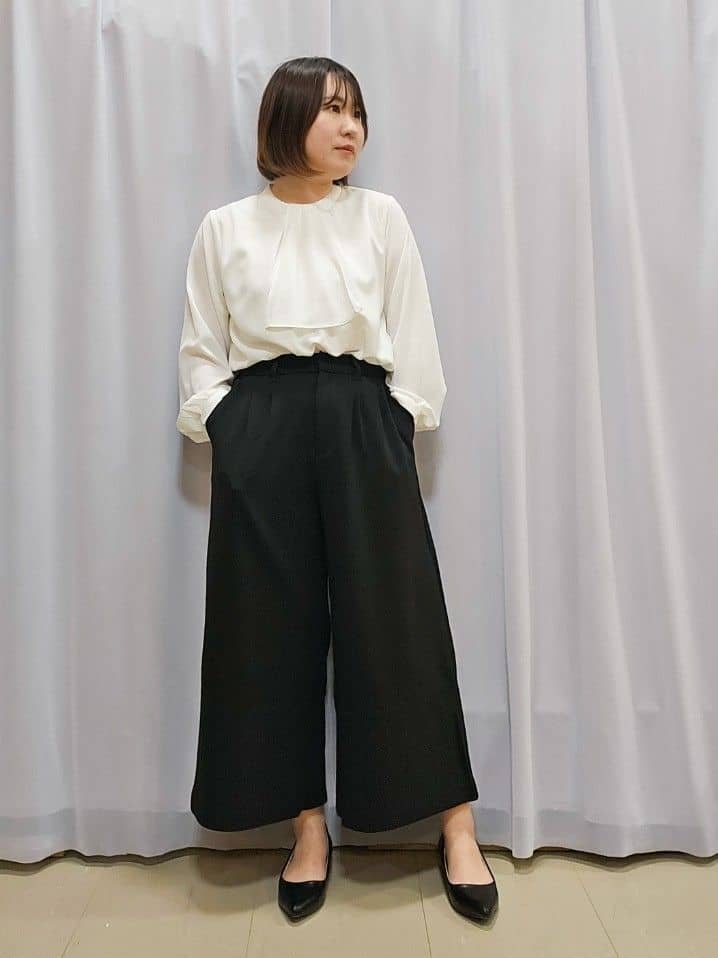 かなさんの「SHOO･LA･RUE｜【通勤/デイリー/セットアップ可】マルチに使える カットジョーゼット ワイドパンツ」を使ったコーディネート