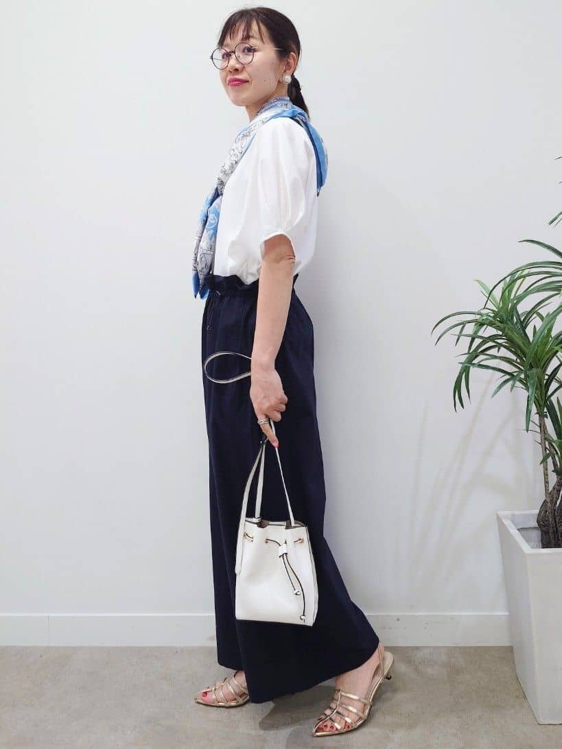 MUTSUKOさんの「UNTITLED｜【手洗い／88cm正方形】エンブレムプリントスカーフ」を使ったコーディネート