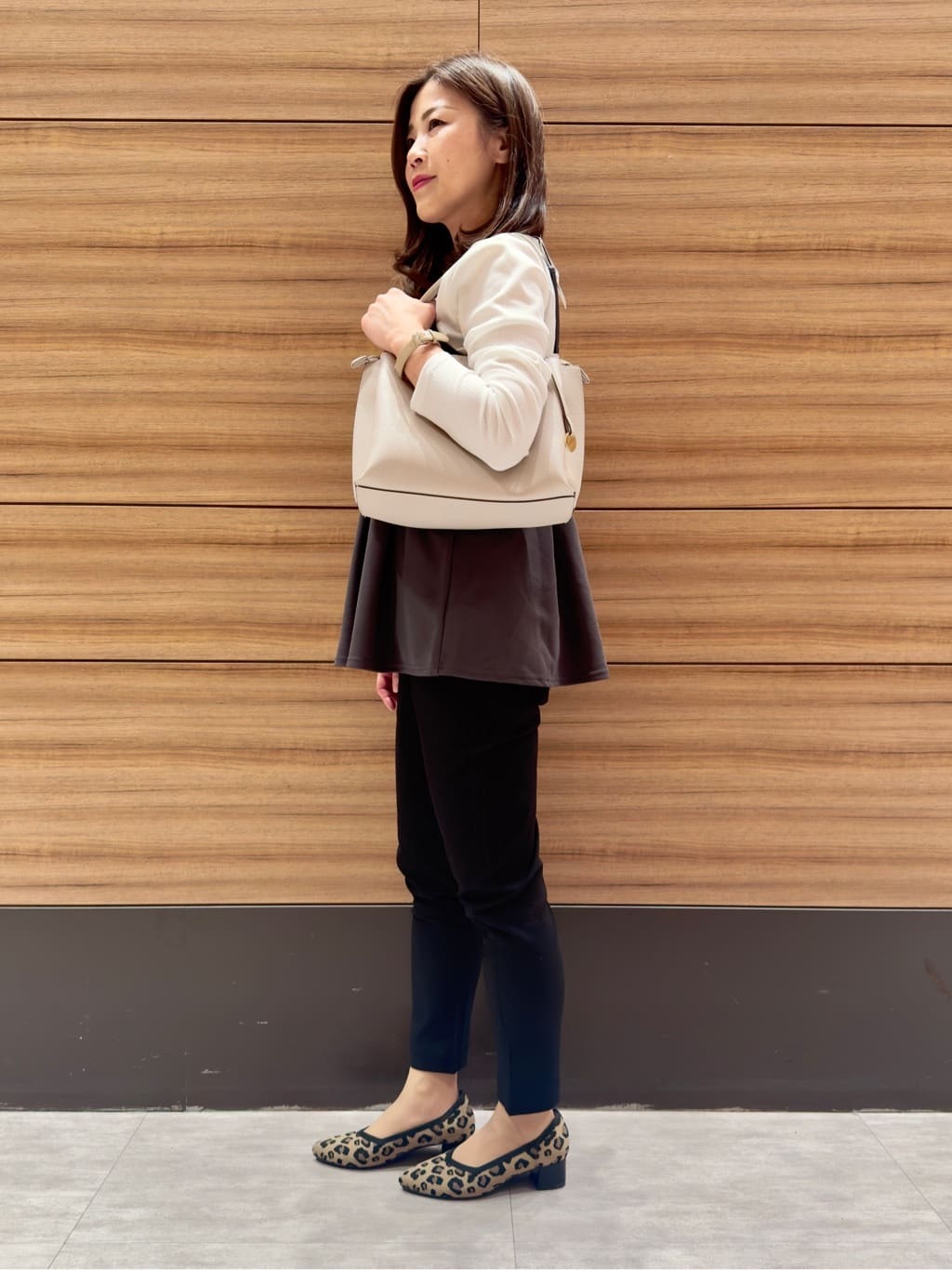𝐂𝐡𝐢𝐢 &hearts;(ちー)さんの「SHOO･LA･RUE｜【SS-3L/無理せずスリム】 ぐんぐん伸びる イージーテーパードパンツ」を使ったコーディネート