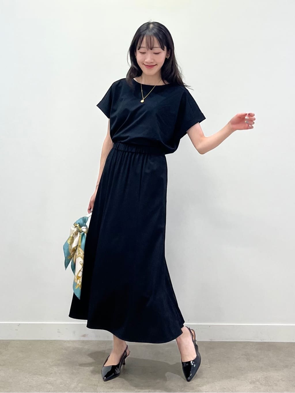 kaaiさんの「UNTITLED｜【手洗い／58cm正方形】ベルトプリントスカーフ」を使ったコーディネート
