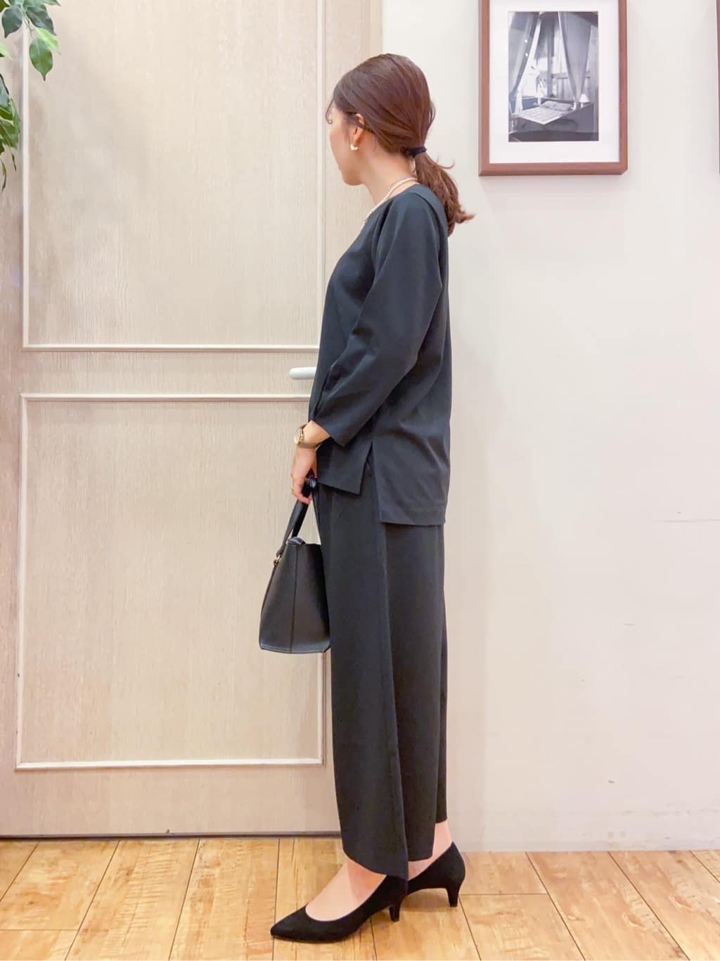 なみさんの「SHOO･LA･RUE｜【通勤/デイリー/セットアップ可】マルチに使える カットジョーゼット ワイドパンツ」を使ったコーディネート