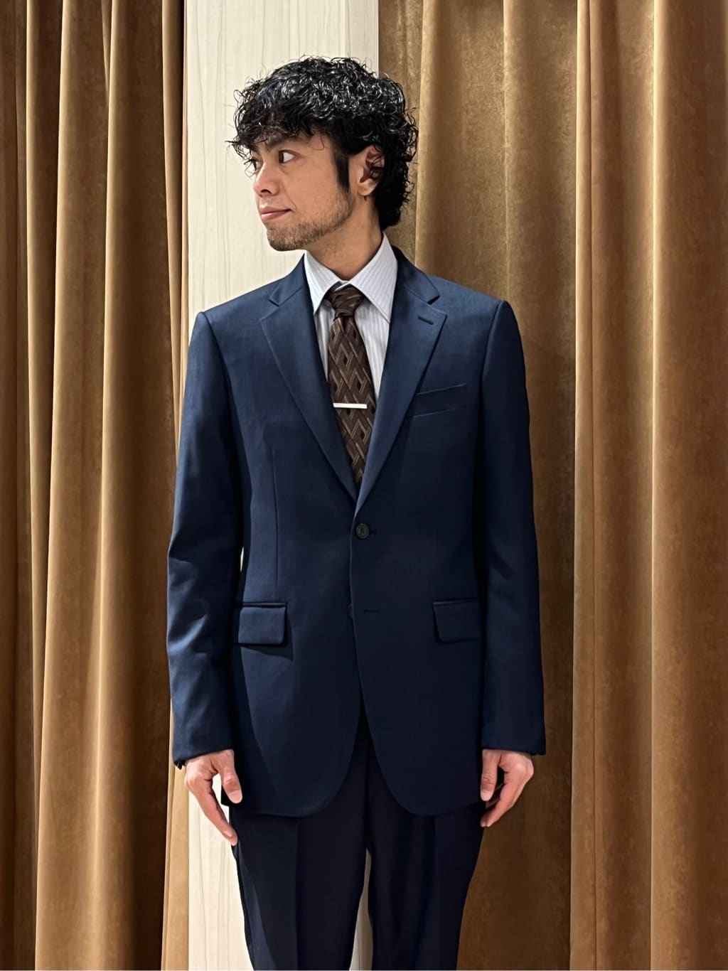 URAさんの「TAKEO KIKUCHI｜【Three by Three】シャイニーシャークピンヘッド スーツ/3ピース対応可」を使ったコーディネート