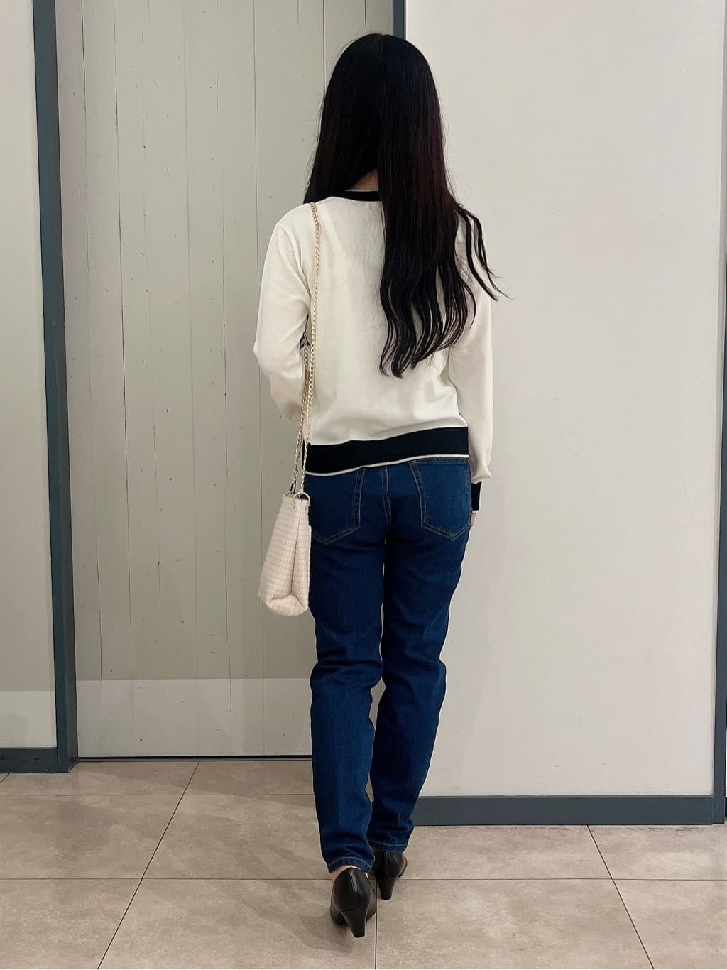 ayanoさんの「grove｜【ふわっと心地よい足入れ】やわここち(R)Vカットパンプス」を使ったコーディネート