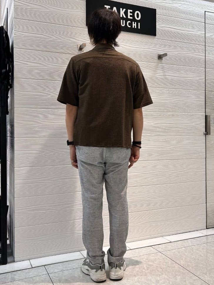 井出恭輔さんの「TAKEO KIKUCHI｜【尾州織】リネンブレンド メッシュパンツ」を使ったコーディネート