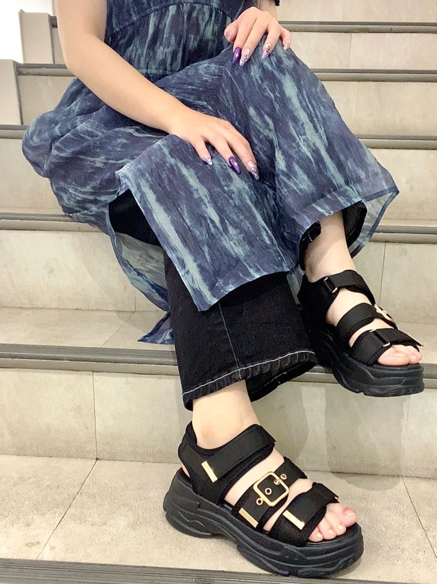 yukachiさんの「ESPERANZA｜軽量厚底ソール ゴールドベルトスポーツサンダル」を使ったコーディネート