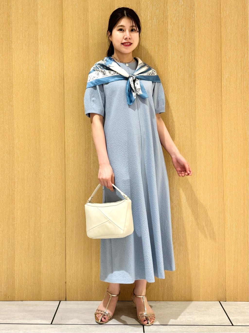 nanaさんの「UNTITLED｜【手洗い／88cm正方形】エンブレムプリントスカーフ」を使ったコーディネート