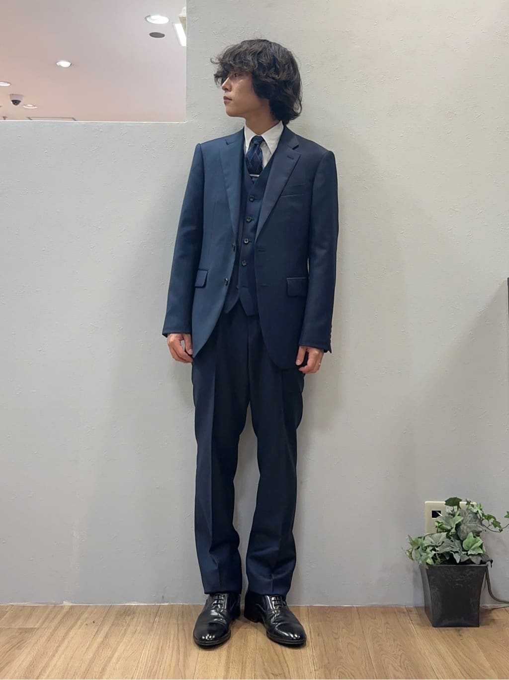 Uさんの「TAKEO KIKUCHI｜【Three by Three】シャイニーシャークピンヘッド スーツ/3ピース対応可」を使ったコーディネート