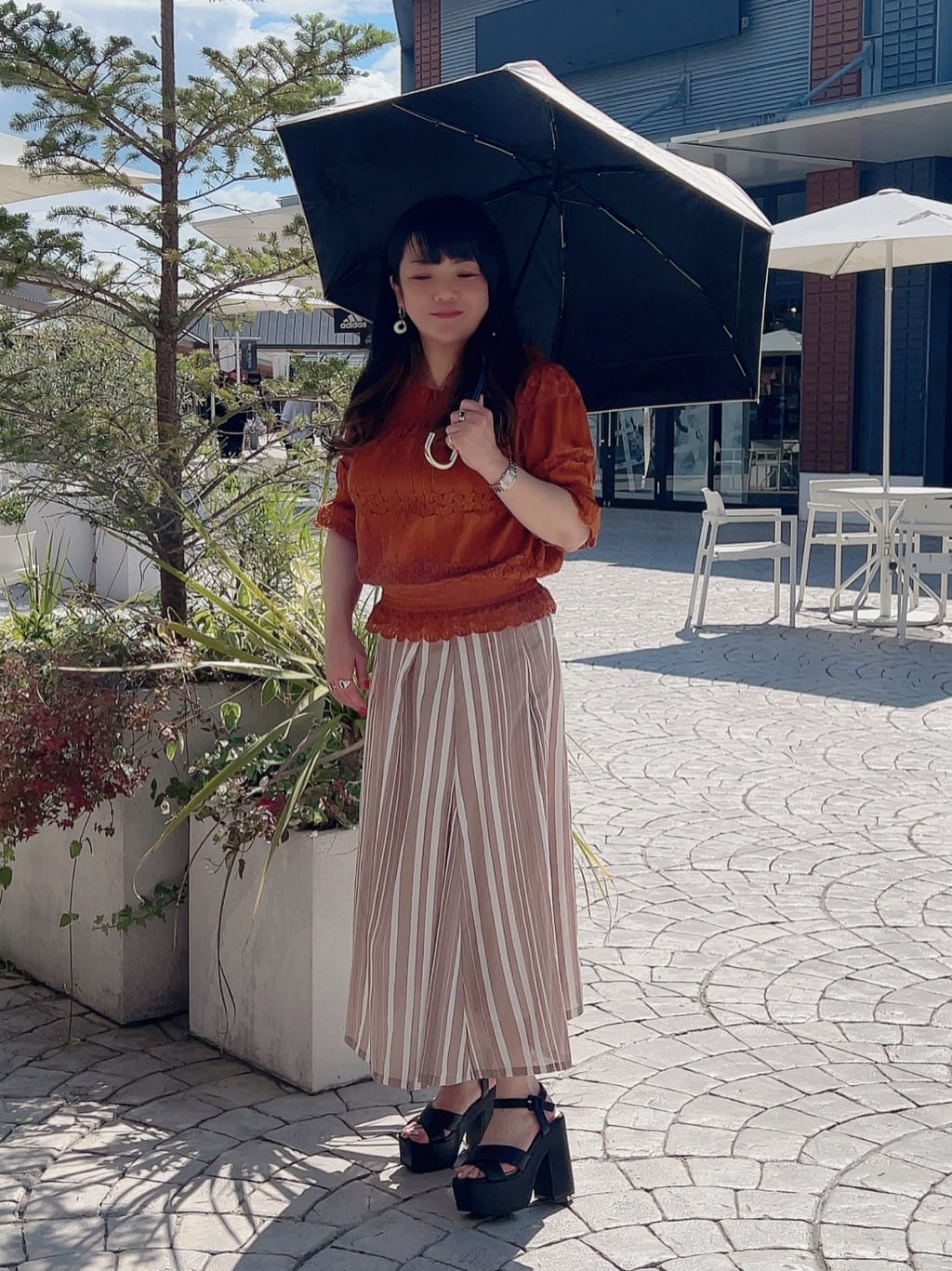 りえさんの「ESPERANZA｜◆【ラク盛り／サンダル】リピーター続出／脚長美脚　ラク盛り厚底サンダル　24年Ver」を使ったコーディネート