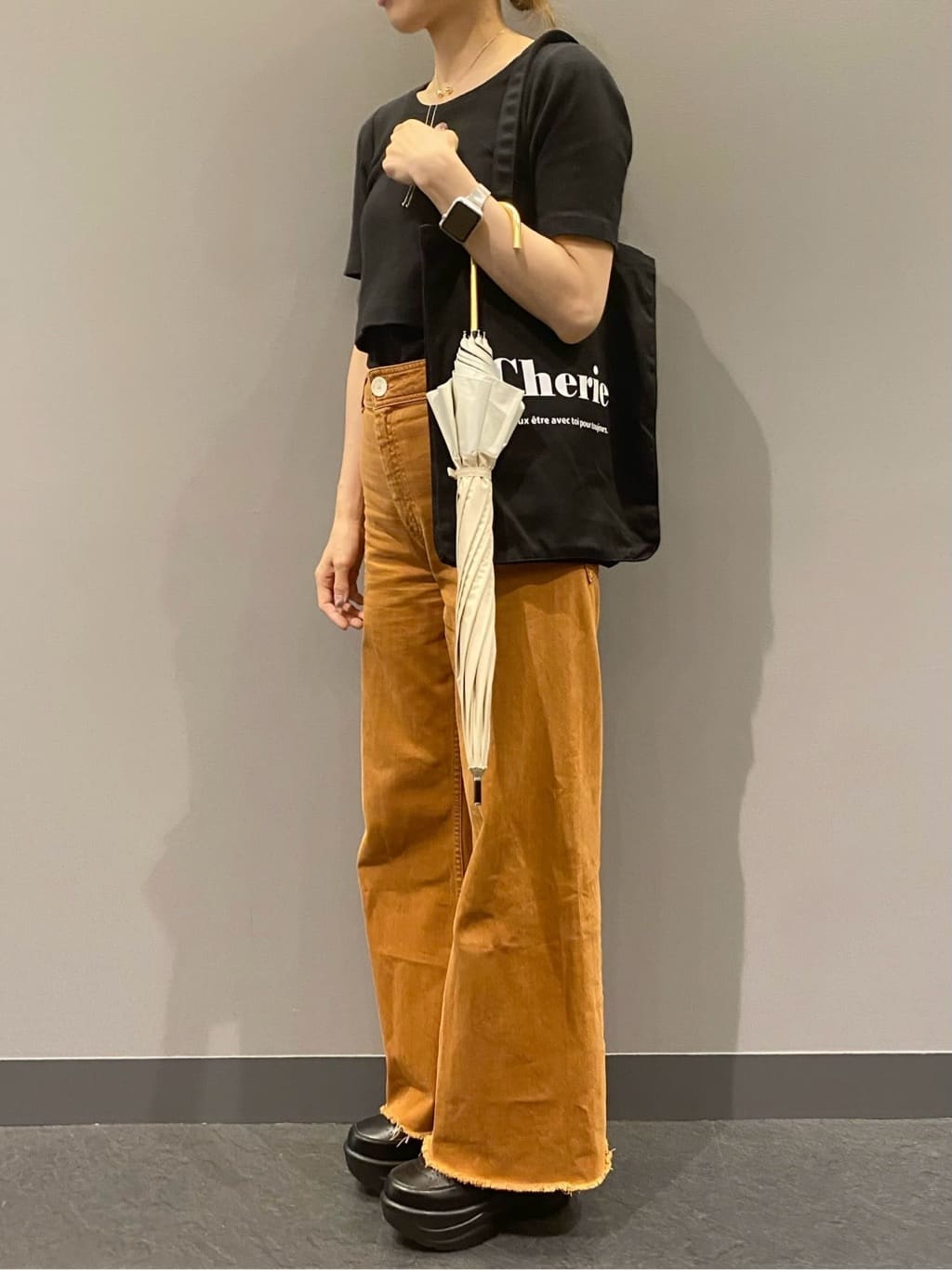 hiraさんの「ESPERANZA｜＼脱ぎ履きしやすい／ファスナー付厚底スニーカー」を使ったコーディネート