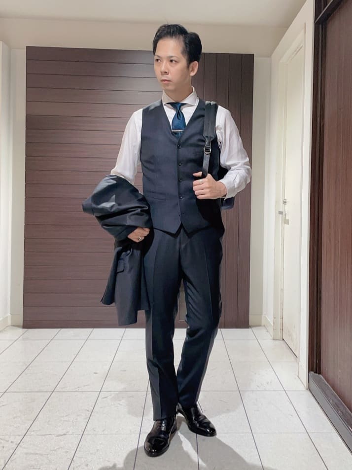 ToyoPさんの「TAKEO KIKUCHI｜【Three by Three】シャイニーシャークピンヘッド スーツ/3ピース対応可」を使ったコーディネート