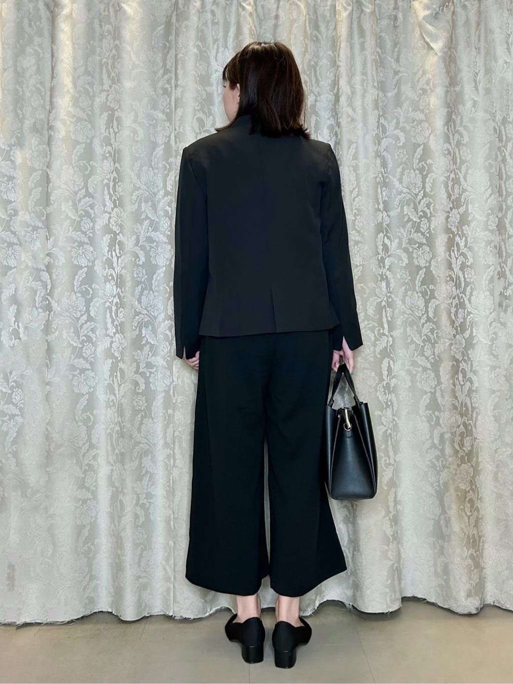 ネリさんの「SHOO･LA･RUE｜【通勤/デイリー/セットアップ可】マルチに使える カットジョーゼット ワイドパンツ」を使ったコーディネート