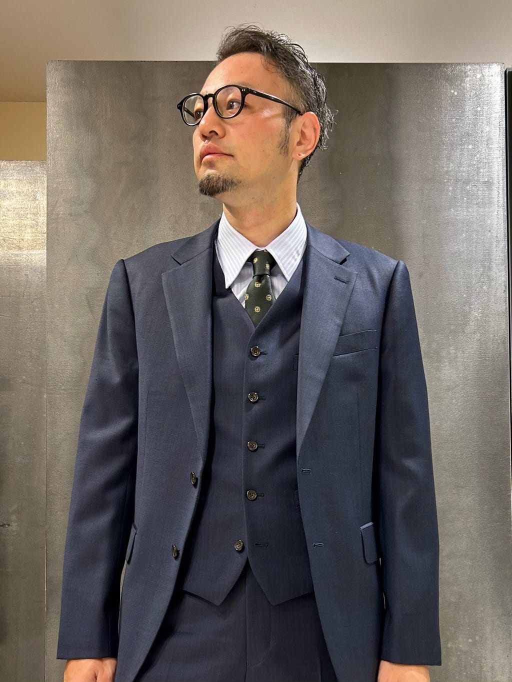 coheyさんの「TAKEO KIKUCHI｜【Three by Three】シャイニーシャークピンヘッド スーツ/3ピース対応可」を使ったコーディネート