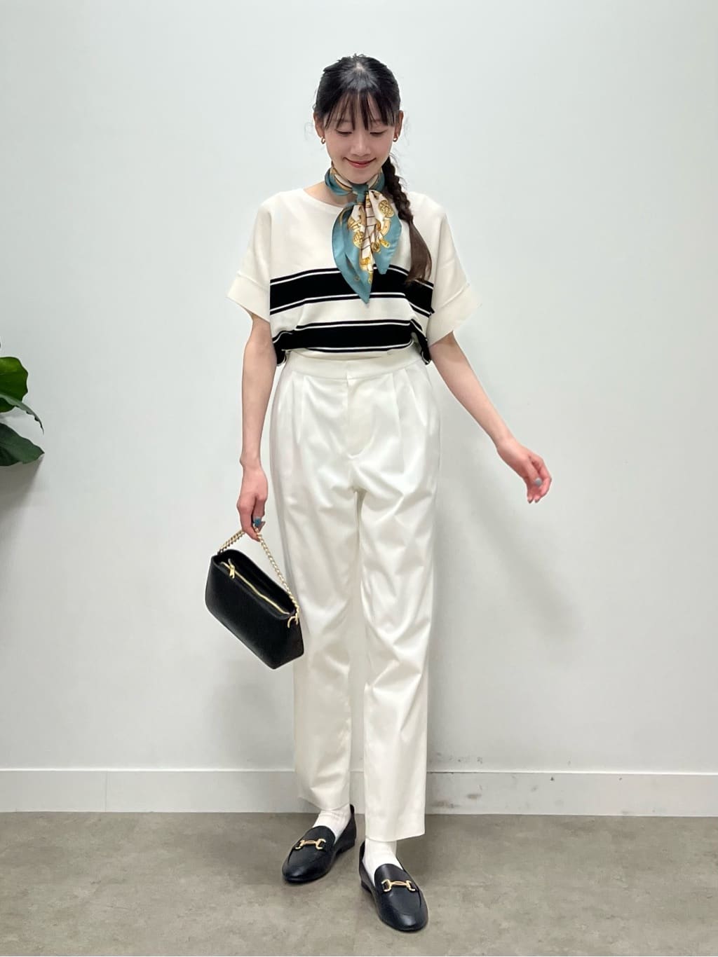 kaaiさんの「UNTITLED｜【手洗い／58cm正方形】ベルトプリントスカーフ」を使ったコーディネート