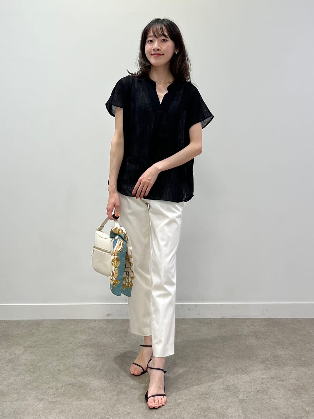 kaaiさんの「UNTITLED｜【手洗い／58cm正方形】ベルトプリントスカーフ」を使ったコーディネート