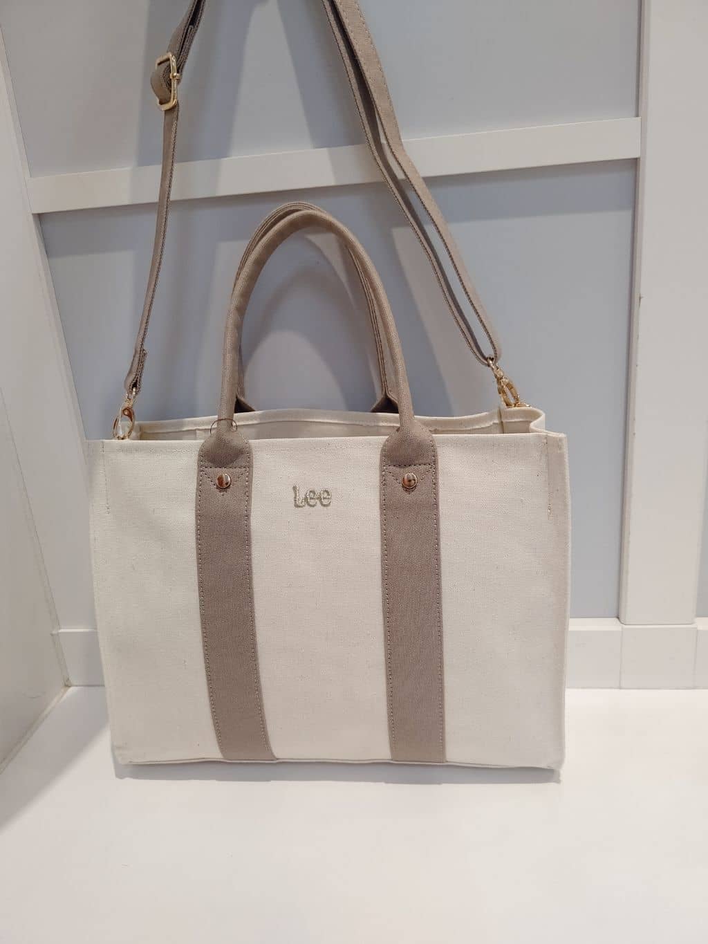 imaさんの「grove｜【Lee別注】スクエアA4 2WAYトート【A4サイズ収納可】」を使ったコーディネート