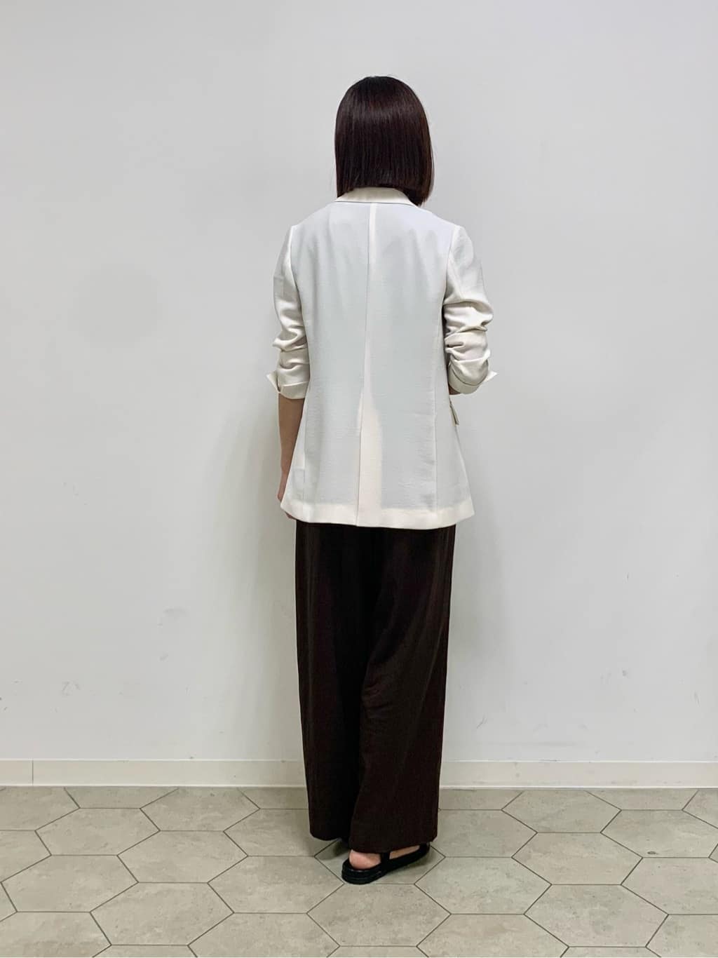 yurinaさんの「INDIVI｜【褒められパンツ／洗える／ウエストゴム】ワイドタックパンツ」を使ったコーディネート