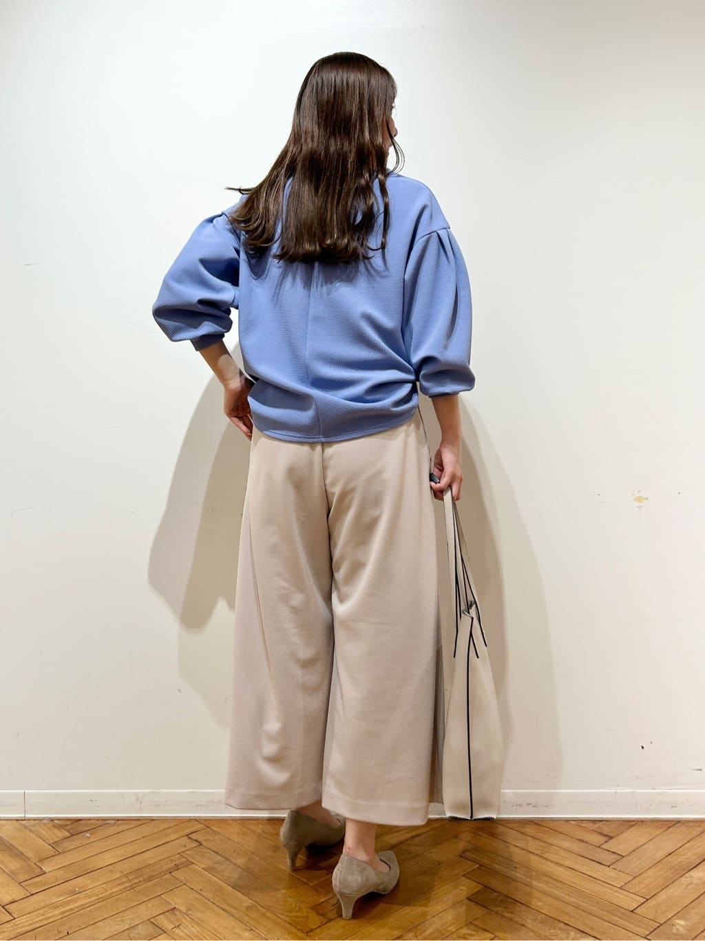 shionさんの「SHOO･LA･RUE｜【通勤/デイリー/セットアップ可】マルチに使える カットジョーゼット ワイドパンツ」を使ったコーディネート
