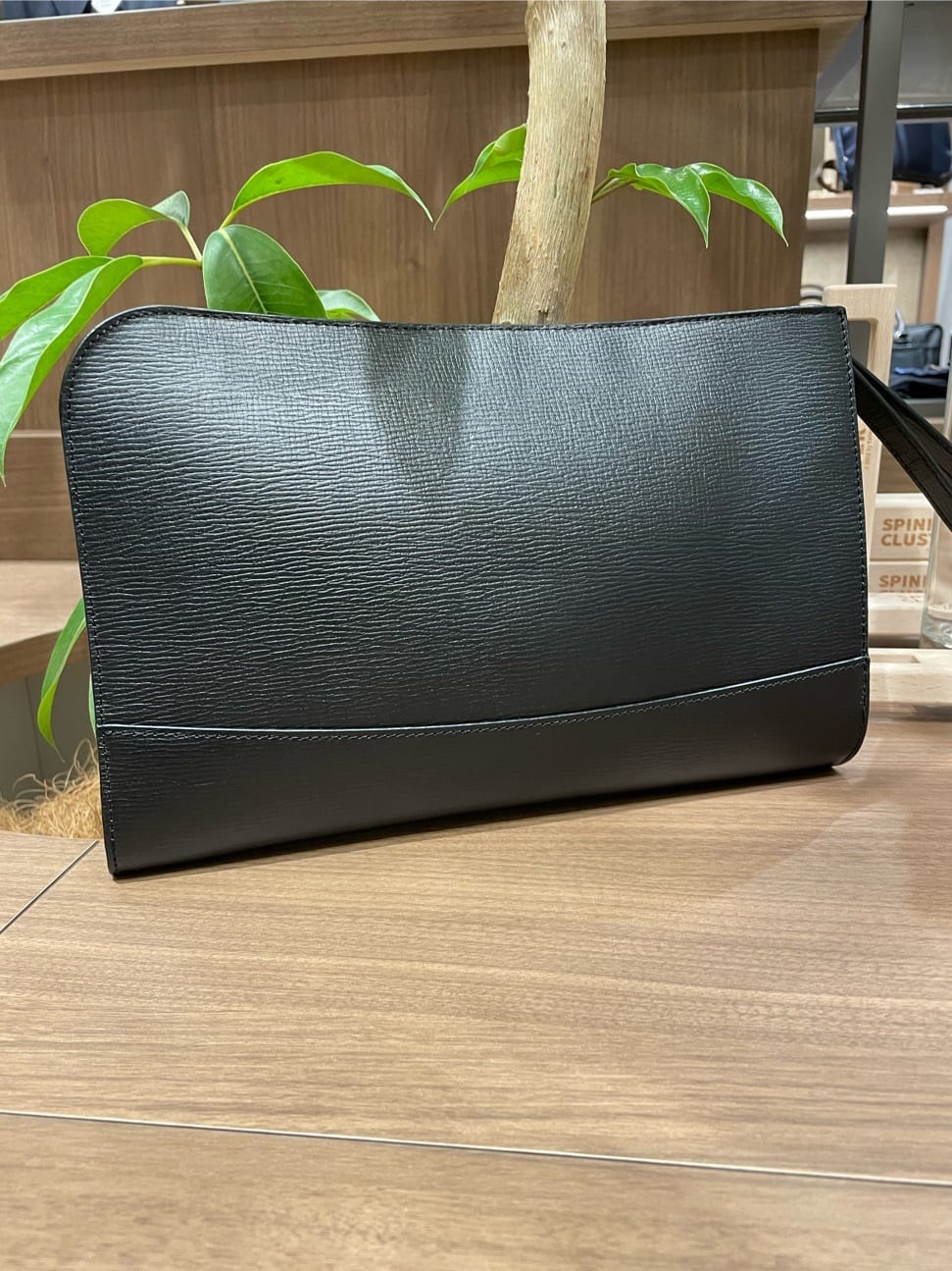 コウノ モトヤさんの「TAKEO KIKUCHI｜【Made in JAPAN】ブロード レギュラーカラー ドレスシャツ」を使ったコーディネート