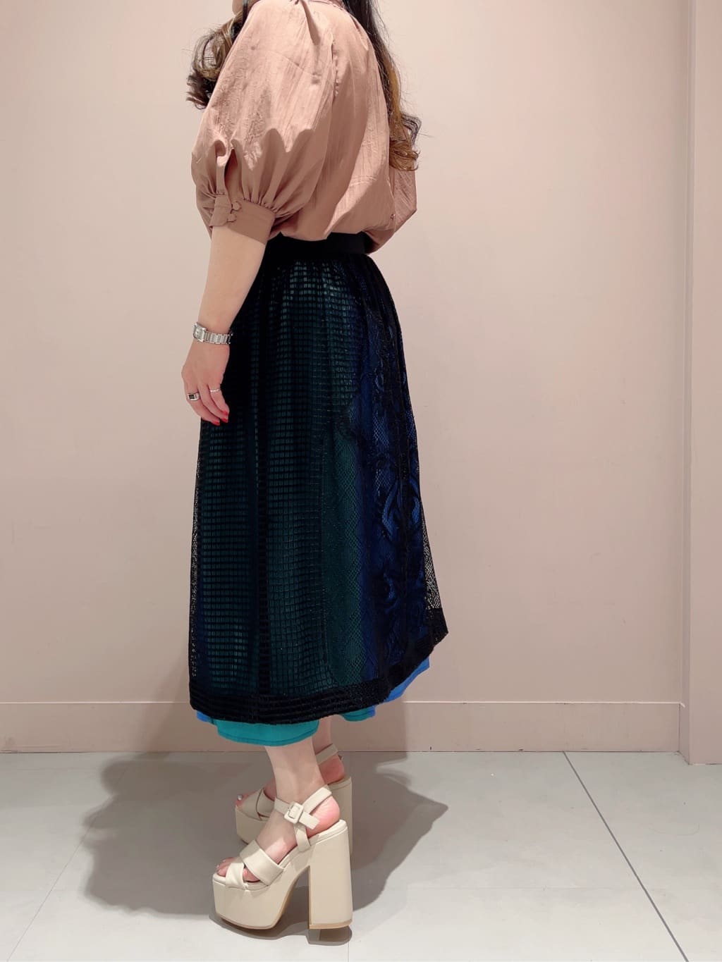 りえさんの「ESPERANZA｜◆【ラク盛り／サンダル】リピーター続出／脚長美脚　ラク盛り厚底サンダル　24年Ver」を使ったコーディネート