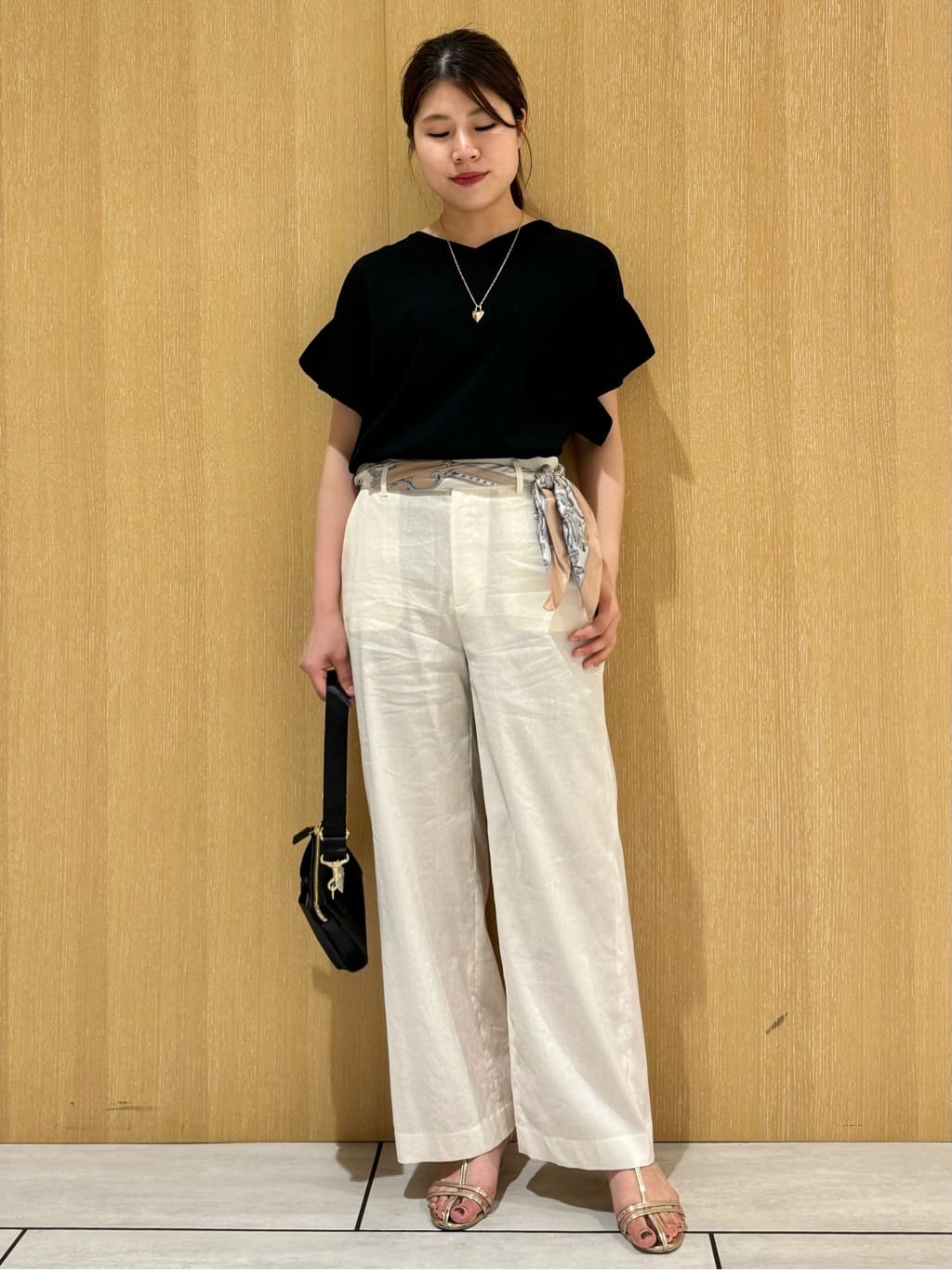 nanaさんの「UNTITLED｜【手洗い／88cm正方形】エンブレムプリントスカーフ」を使ったコーディネート
