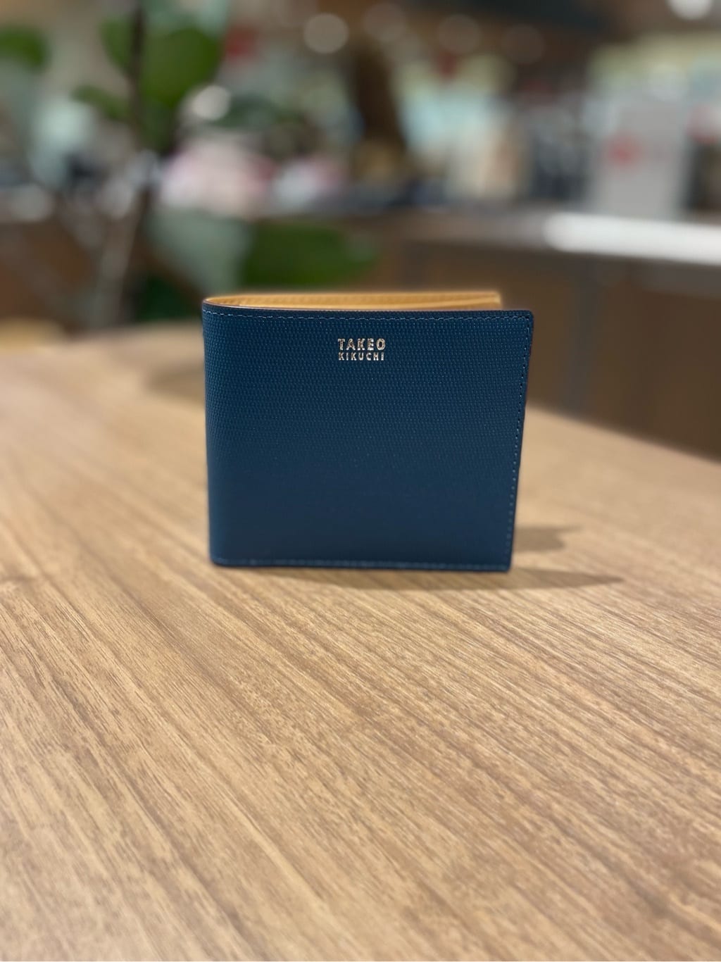 コウノ モトヤさんの「TAKEO KIKUCHI｜【ソフト＆ナチュラル】ミニメッシュ レザー 2つ折り財布」を使ったコーディネート