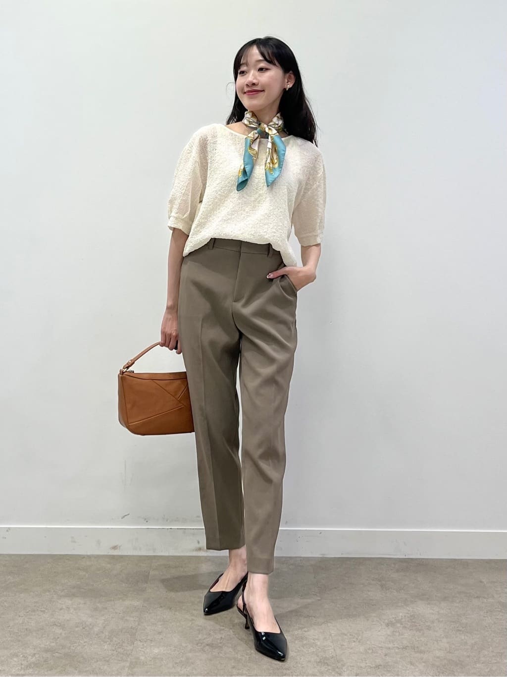 kaaiさんの「UNTITLED｜【手洗い／58cm正方形】ベルトプリントスカーフ」を使ったコーディネート