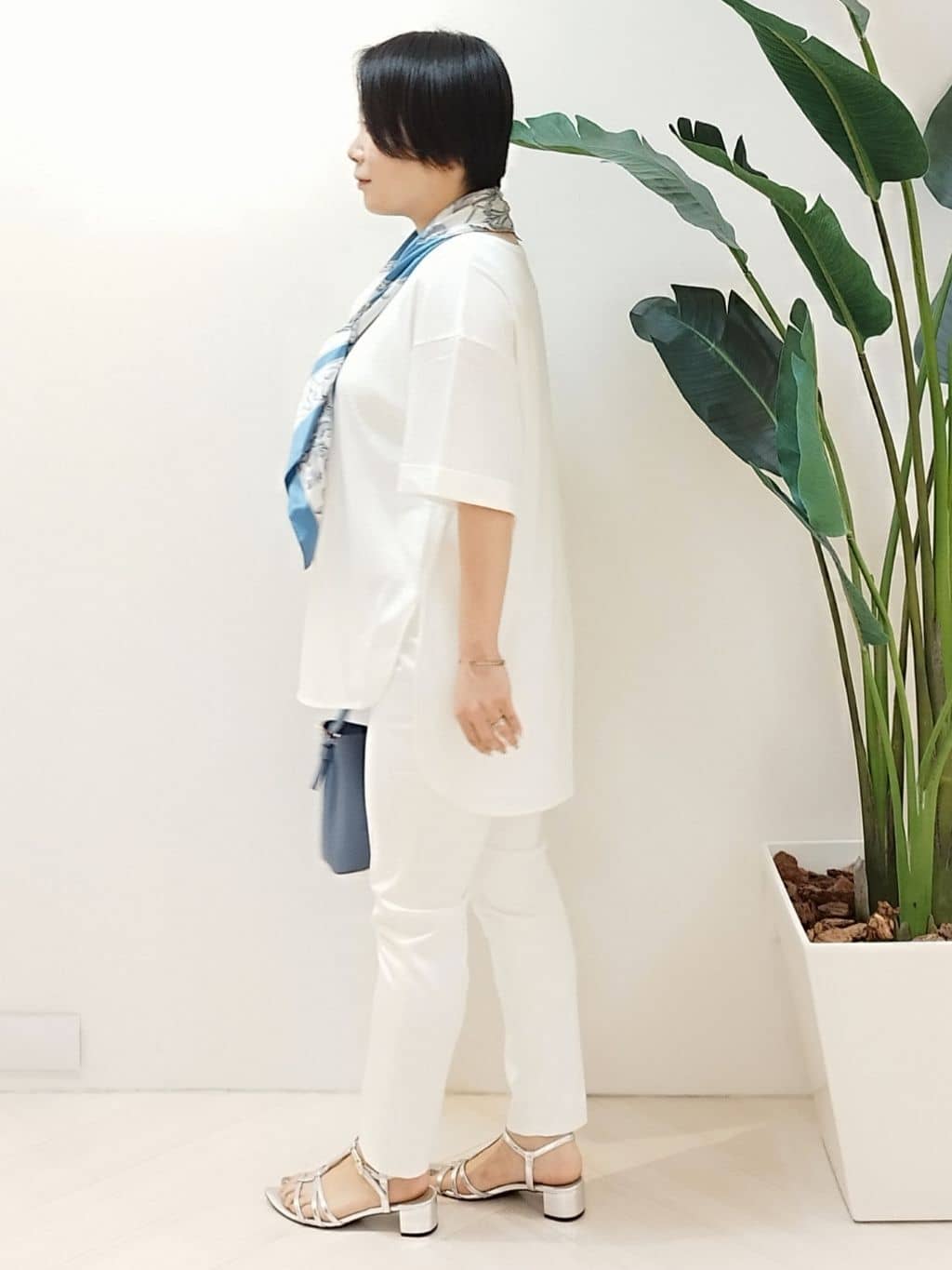 s u g iさんの「UNTITLED｜【手洗い／88cm正方形】エンブレムプリントスカーフ」を使ったコーディネート