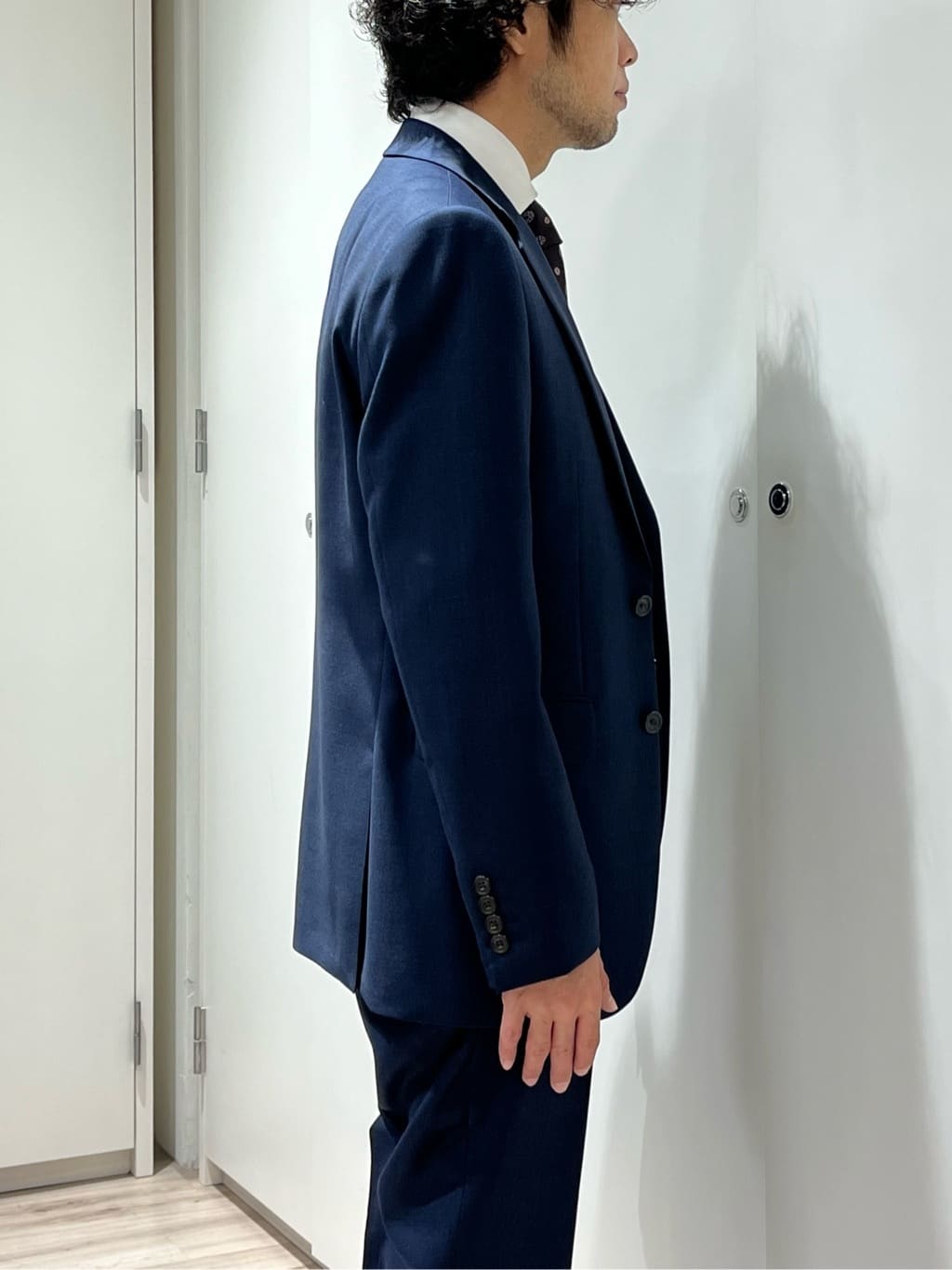 URAさんの「TAKEO KIKUCHI｜【Three by Three】シャイニーシャークピンヘッド スーツ/3ピース対応可」を使ったコーディネート