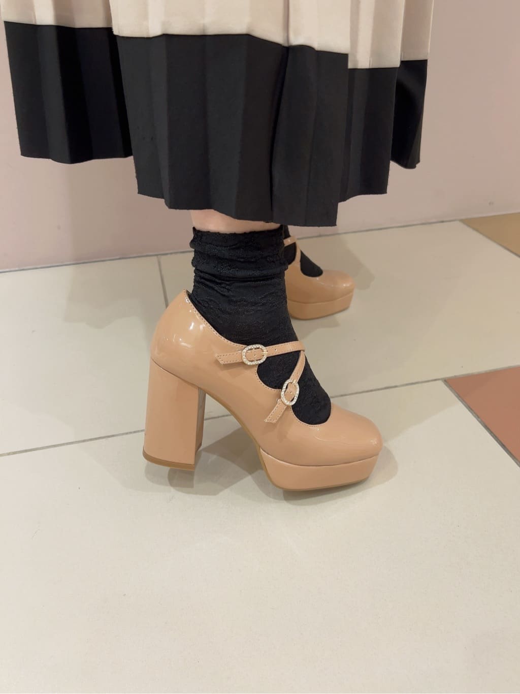 りえさんの「ESPERANZA｜クロスダブルバックル厚底パンプス 結婚式二次会 パーティー 25SS」を使ったコーディネート