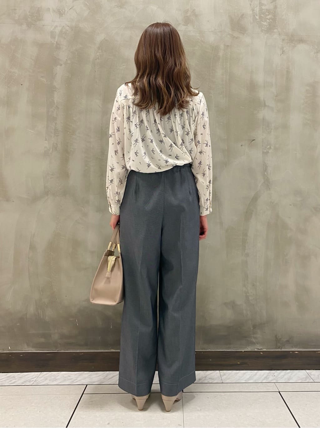 サカタさんの「grove｜【ふわっと心地よい足入れ】やわここち(R)Vカットパンプス」を使ったコーディネート