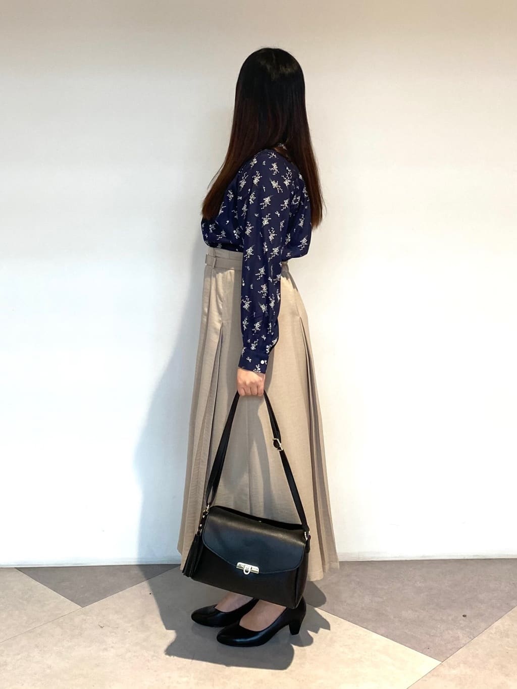 miさんの「grove｜【ふわっと心地よい足入れ】やわここち(R)Vカットパンプス」を使ったコーディネート