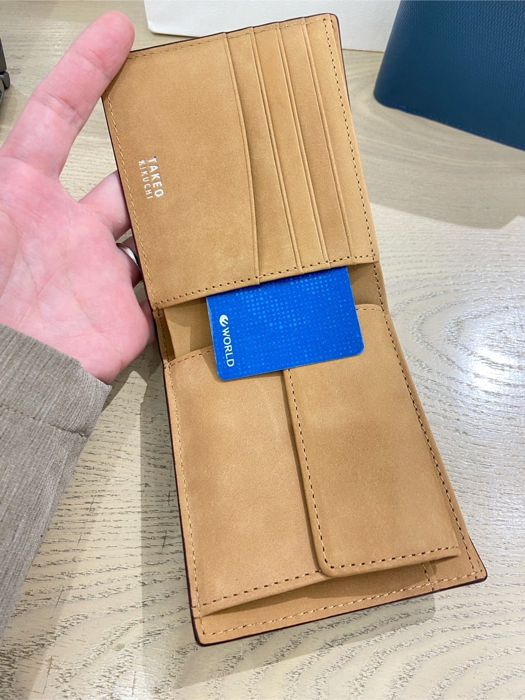 わいずみさんの「TAKEO KIKUCHI｜【ソフト＆ナチュラル】ミニメッシュ レザー 2つ折り財布」を使ったコーディネート