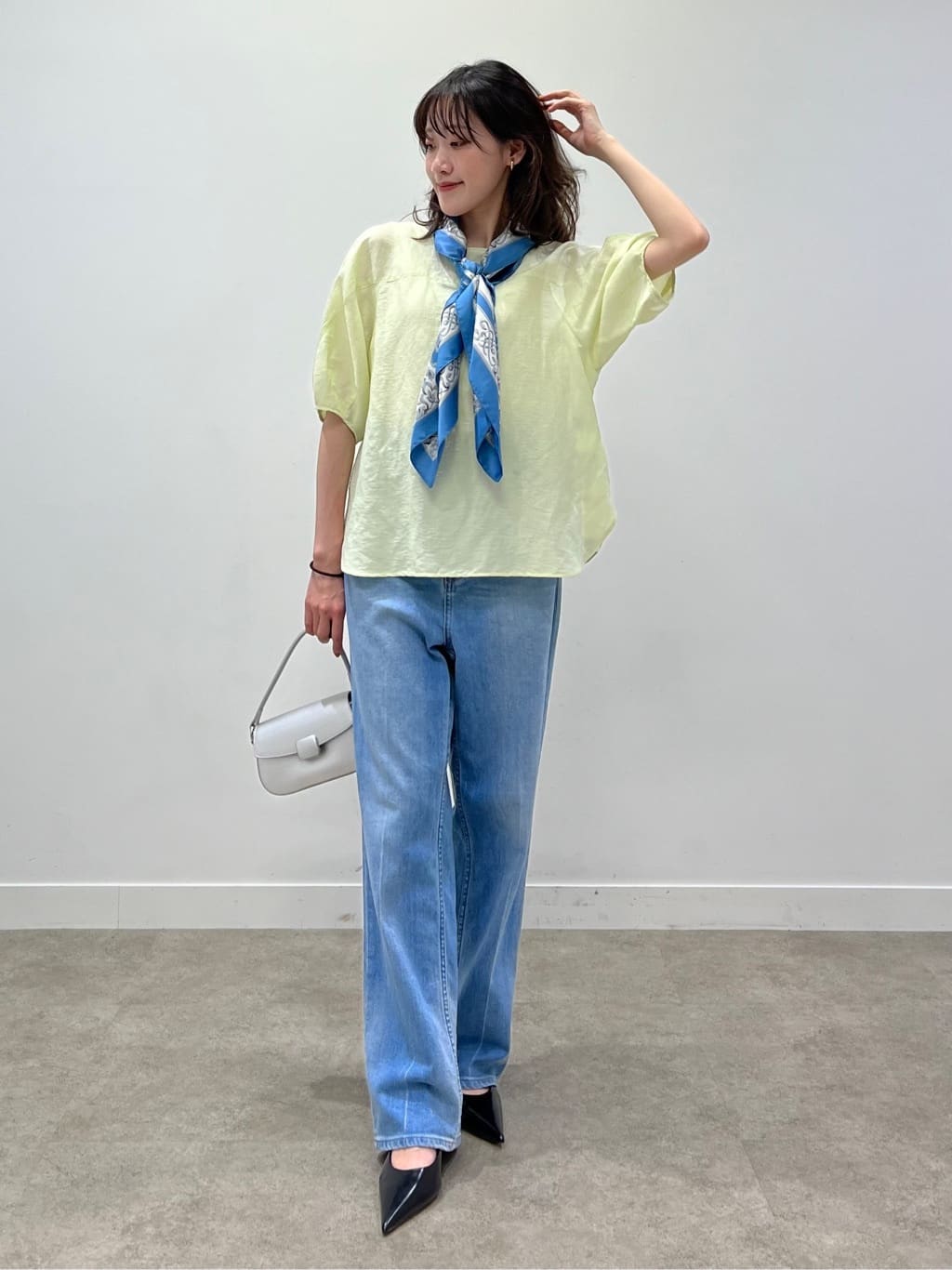 kaaiさんの「UNTITLED｜【手洗い／88cm正方形】エンブレムプリントスカーフ」を使ったコーディネート