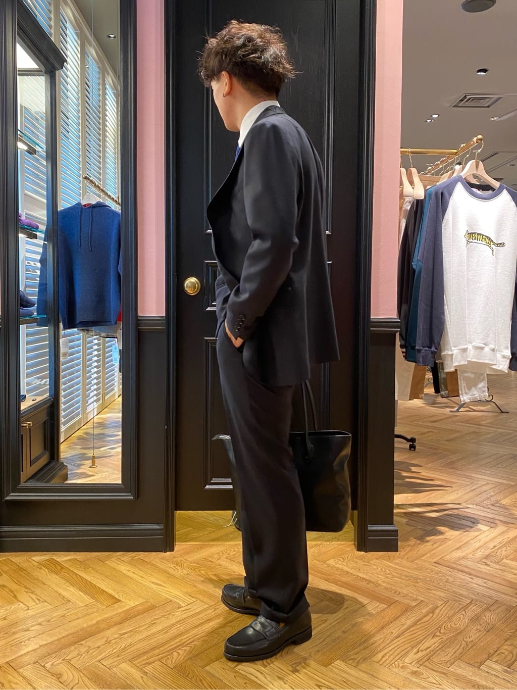 須田　慎二郎さんの「DRESSTERIOR｜【秋冬モデル】Super100's 3ピース ジレ」を使ったコーディネート