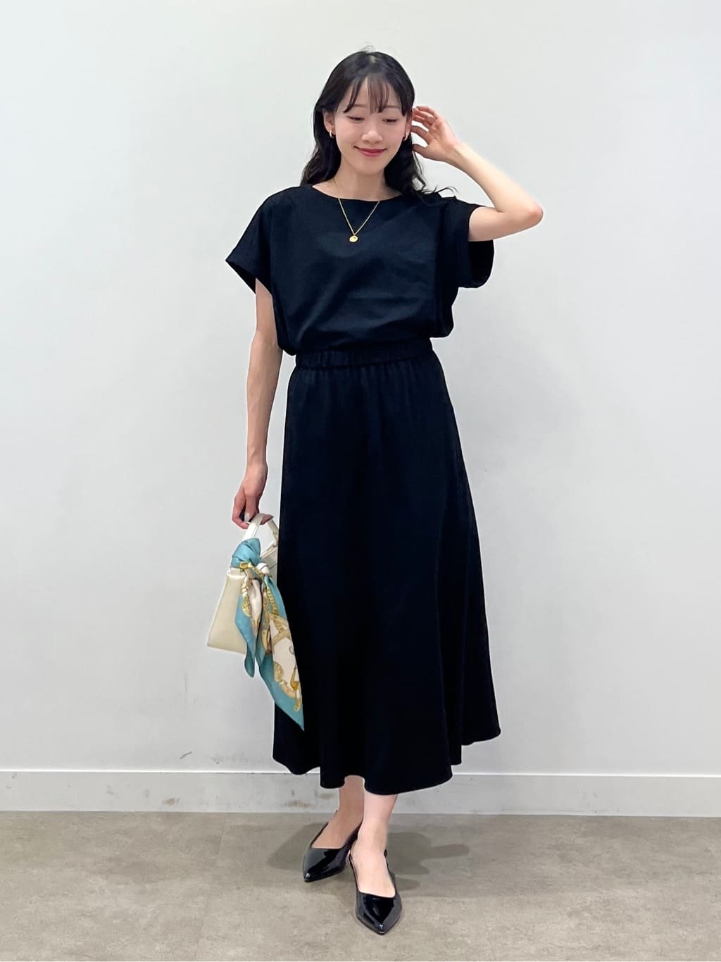 kaaiさんの「UNTITLED｜【手洗い／58cm正方形】ベルトプリントスカーフ」を使ったコーディネート