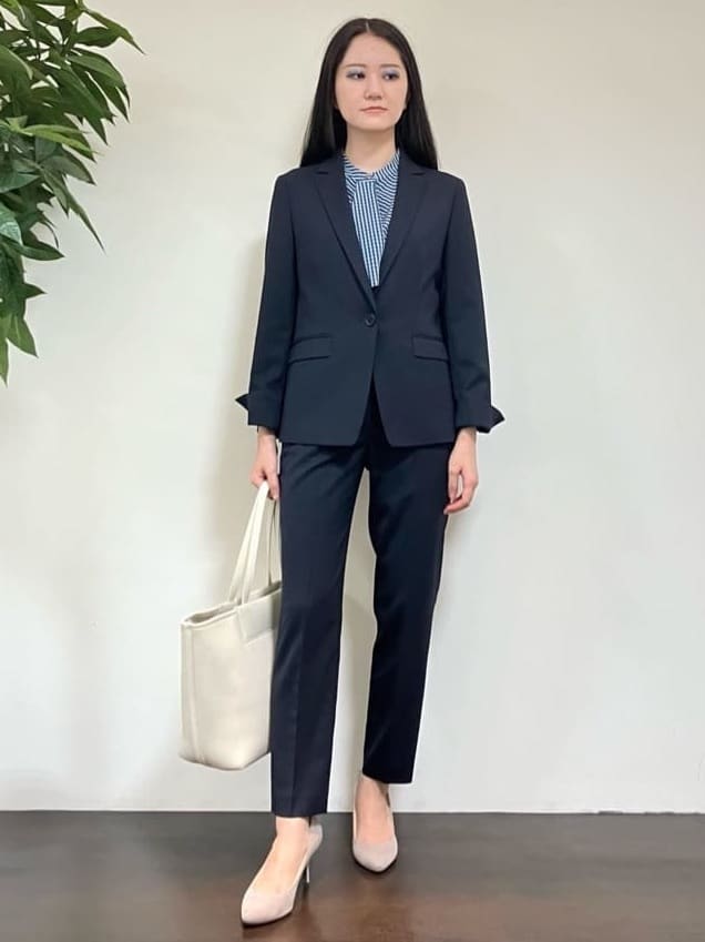 カレンさんの「UNTITLED｜【洗える通勤スーツ】レジェールギャバ ストレッチテーパードパンツ」を使ったコーディネート