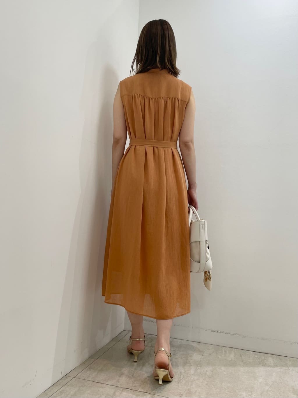 かなえさんの「UNTITLED｜【手洗い／58cm正方形】ベルトプリントスカーフ」を使ったコーディネート