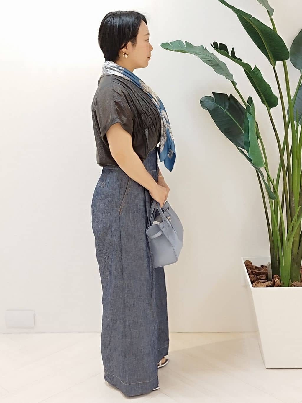 s u g iさんの「UNTITLED｜【手洗い／88cm正方形】エンブレムプリントスカーフ」を使ったコーディネート