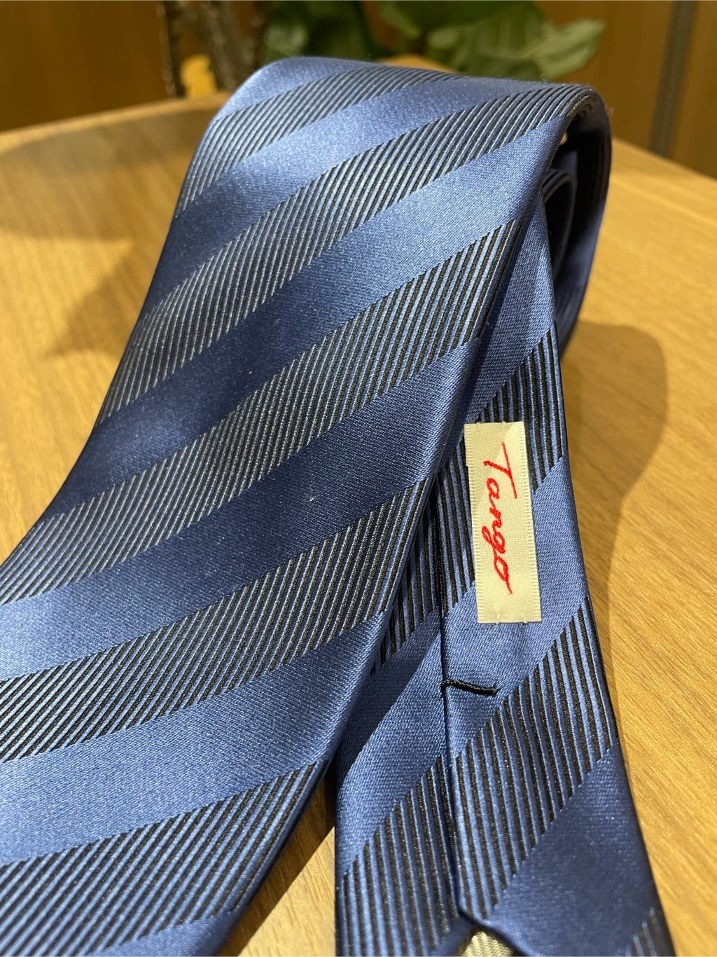 コウノ モトヤさんの「TAKEO KIKUCHI｜【Made in JAPAN】TANGOストライプ ネクタイ」を使ったコーディネート