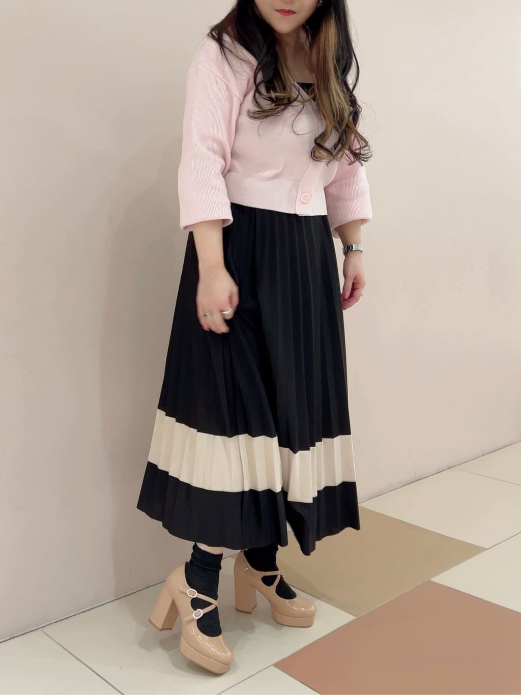 りえさんの「ESPERANZA｜クロスダブルバックル厚底パンプス 結婚式二次会 パーティー 25SS」を使ったコーディネート
