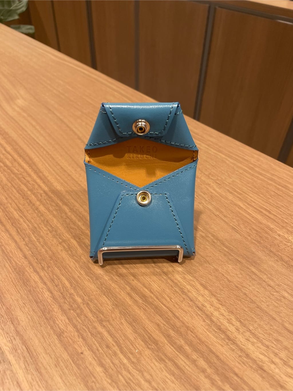 コウノ モトヤさんの「TAKEO KIKUCHI｜スクエアコインケース」を使ったコーディネート