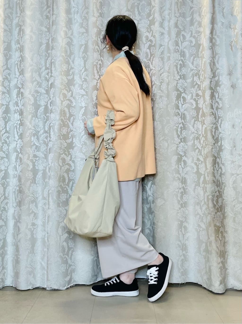 かのさんの「SHOO･LA･RUE｜【通勤/デイリー/セットアップ可】マルチに使える カットジョーゼット ワイドパンツ」を使ったコーディネート