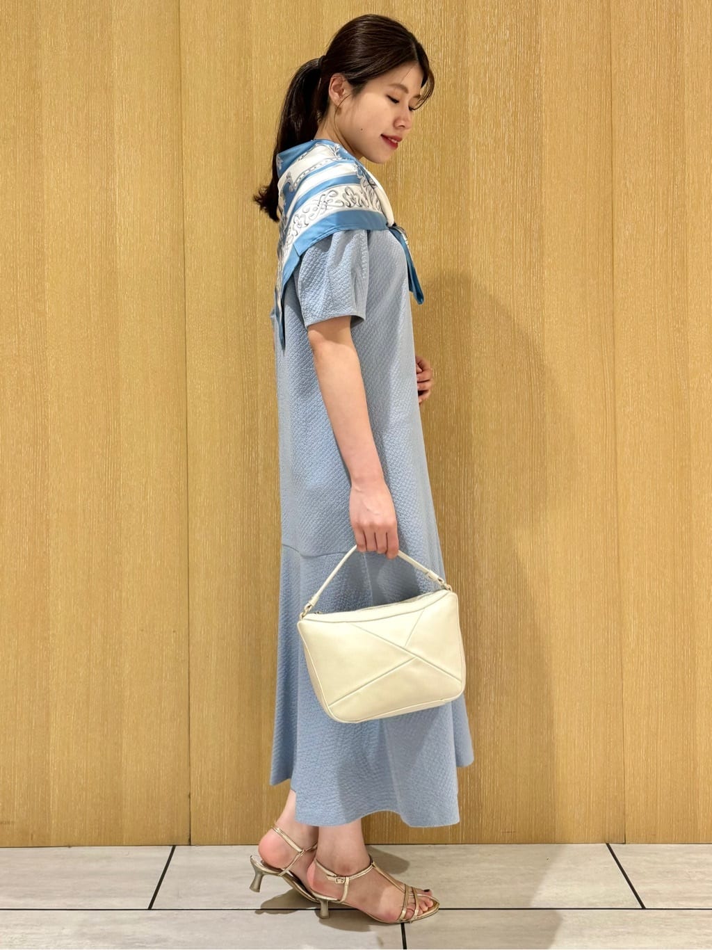 nanaさんの「UNTITLED｜【手洗い／88cm正方形】エンブレムプリントスカーフ」を使ったコーディネート