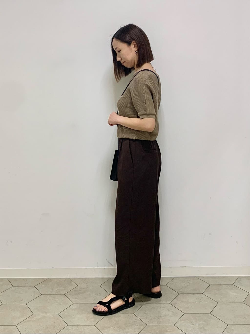 yurinaさんの「INDIVI｜【褒められパンツ／洗える／ウエストゴム】ワイドタックパンツ」を使ったコーディネート