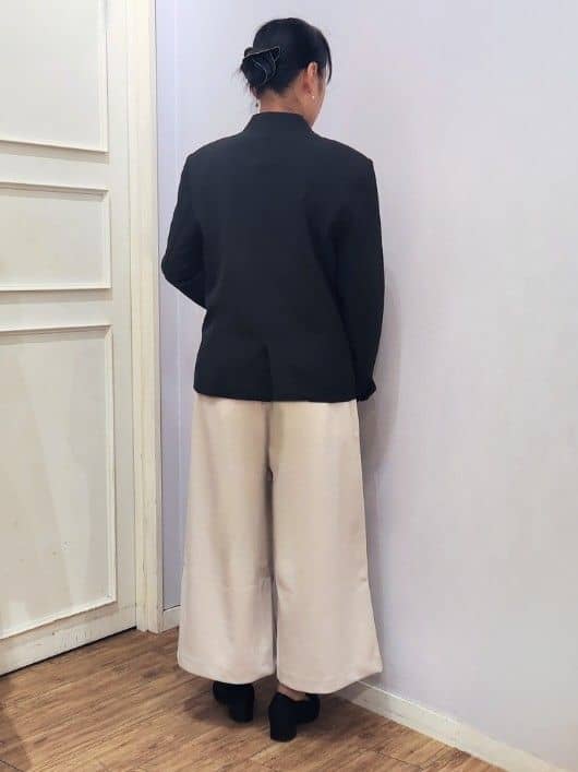 くまさんの「SHOO･LA･RUE｜【通勤/デイリー/セットアップ可】マルチに使える カットジョーゼット ワイドパンツ」を使ったコーディネート