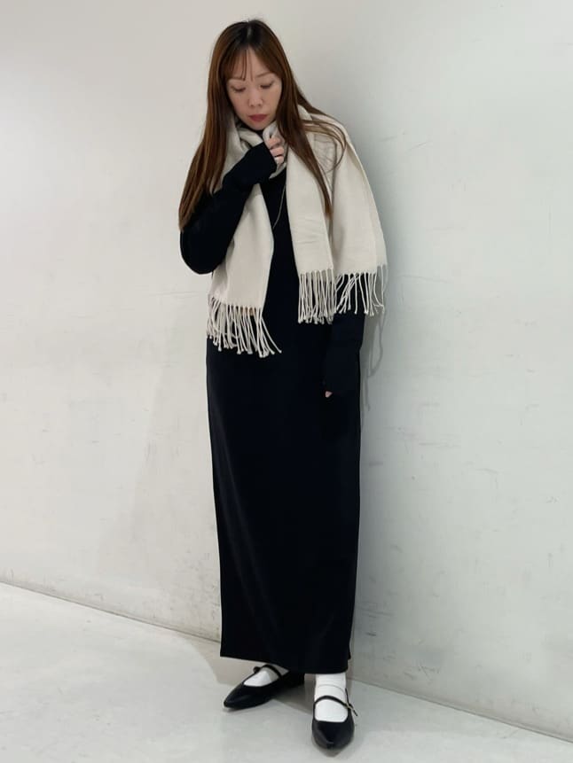 maiさんの「ESPERANZA｜洗えるシンプルカラーストール 累計販売約5000枚【防寒／マフラー／無地／ギフト】」を使ったコーディネート