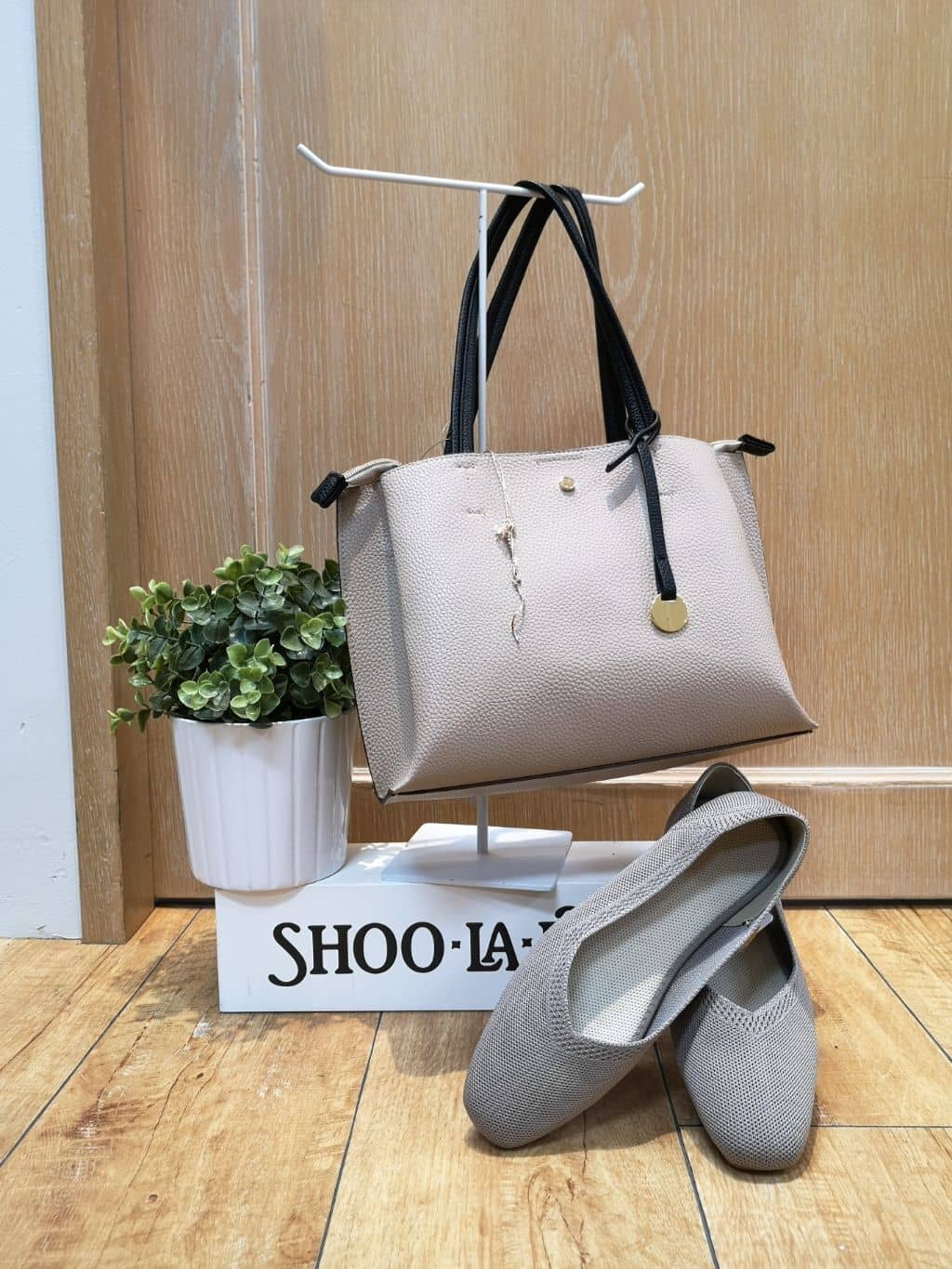 未都さんの「SHOO･LA･RUE｜【通勤/デイリー/セットアップ可】マルチに使える カットジョーゼット ワイドパンツ」を使ったコーディネート