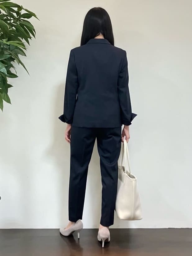 カレンさんの「UNTITLED｜【洗える通勤スーツ】レジェールギャバ ストレッチテーパードパンツ」を使ったコーディネート