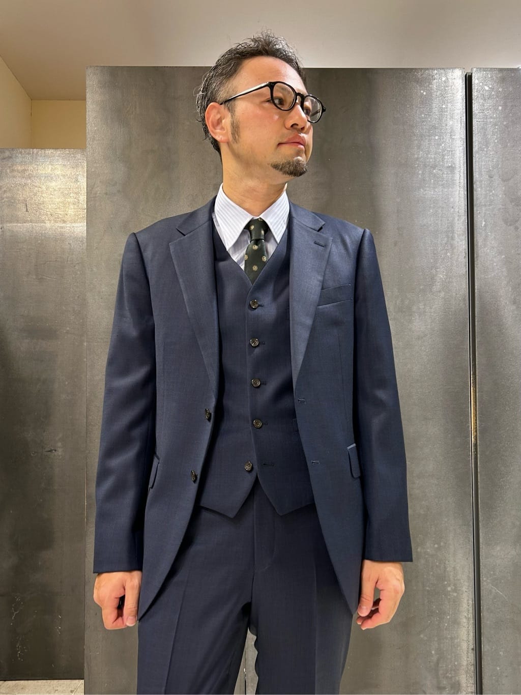 coheyさんの「TAKEO KIKUCHI｜【Three by Three】シャイニーシャークピンヘッド スーツ/3ピース対応可」を使ったコーディネート