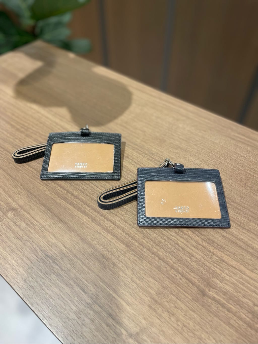 コウノ モトヤさんの「TAKEO KIKUCHI｜【ソフト＆ナチュラル】ミニメッシュ レザー IDカードホルダー」を使ったコーディネート